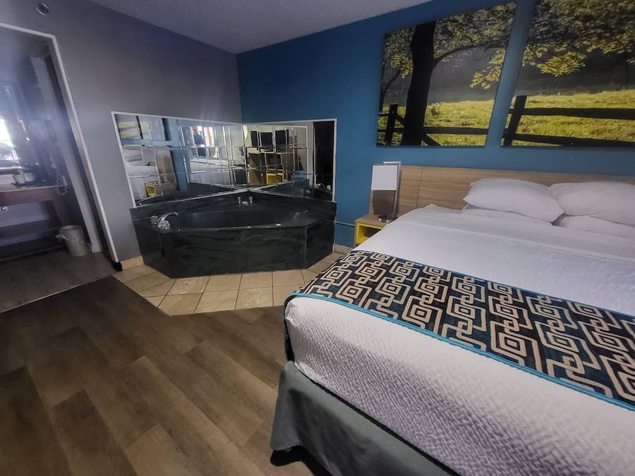 Standard Room, 1 King Bed, Non Smoking, Jetted Tub | In-room safe, desk, blackout curtains, iron/ironing board