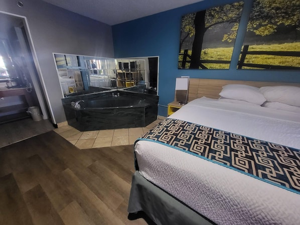 Standard Room, 1 King Bed, Non Smoking, Jetted Tub | In-room safe, desk, blackout drapes, iron/ironing board