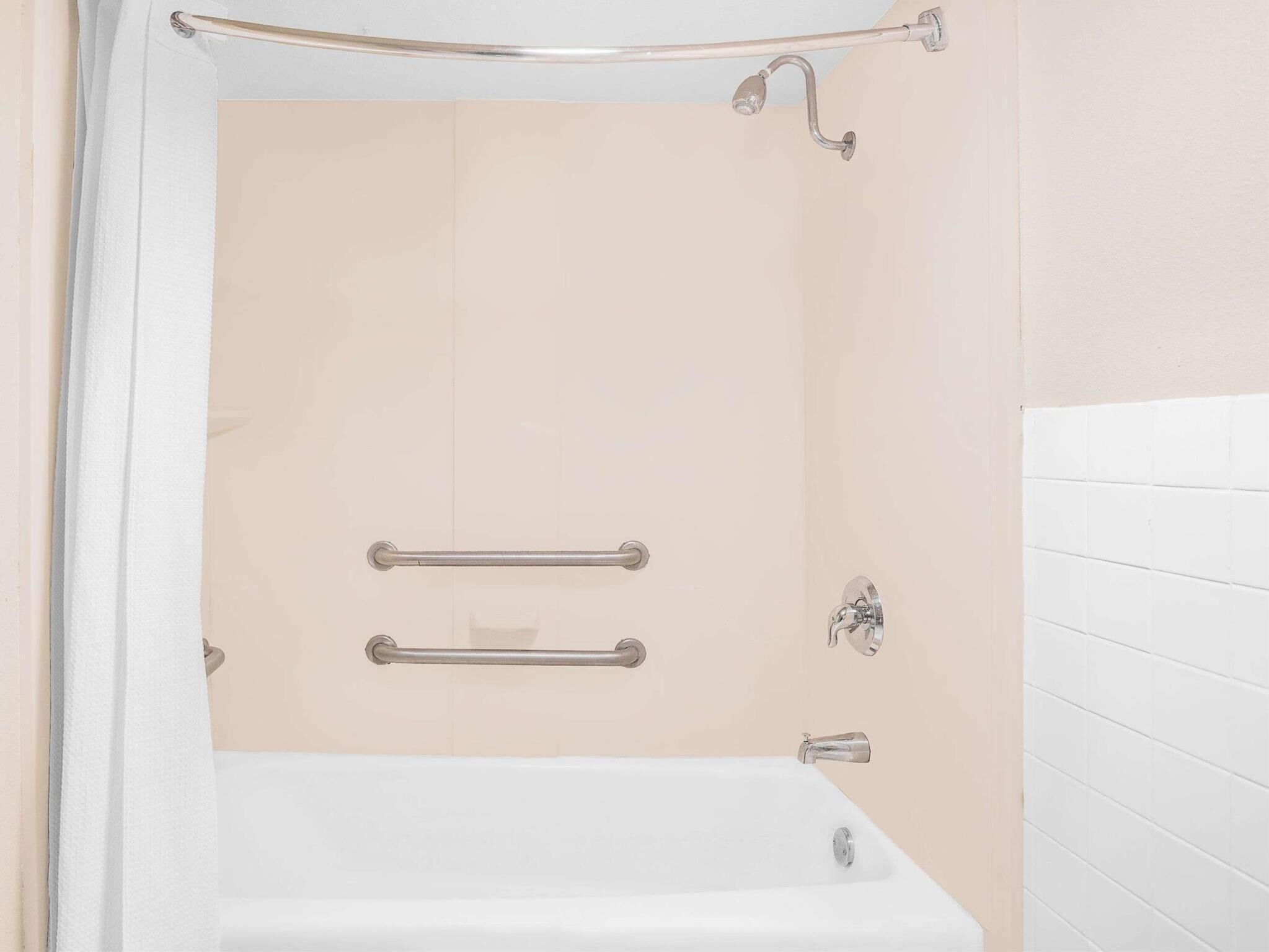 Un bagno con doccia, vasca e water.