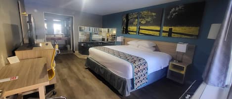 Standard Room, 1 King Bed, Non Smoking, Jetted Tub | In-room safe, desk, blackout drapes, iron/ironing board (on request)