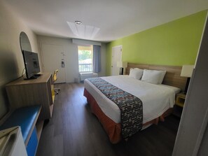 Standard Room, 1 King Bed, Non Smoking | In-room safe, desk, free cribs/infant beds, rollaway beds