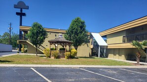 A building with a parking lot, a gazebo, and a cross. - Park Inn by Radisson, Attalla-Gadsden (Attalla)