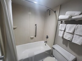 Ducha y bañera combinadas, bañera profunda y toallas