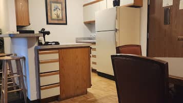 Suite, 1 très grand lit | Cuisine privée | Mini réfrigérateur, cafetière/bouilloire