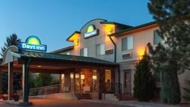 Un hotel Days Inn con entrada cubierta y un cartel.