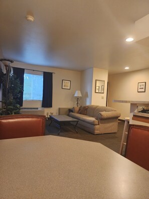 Suite, 1 cama de matrimonio grande | 1 dormitorio, escritorio, espacio para trabajar con un portátil