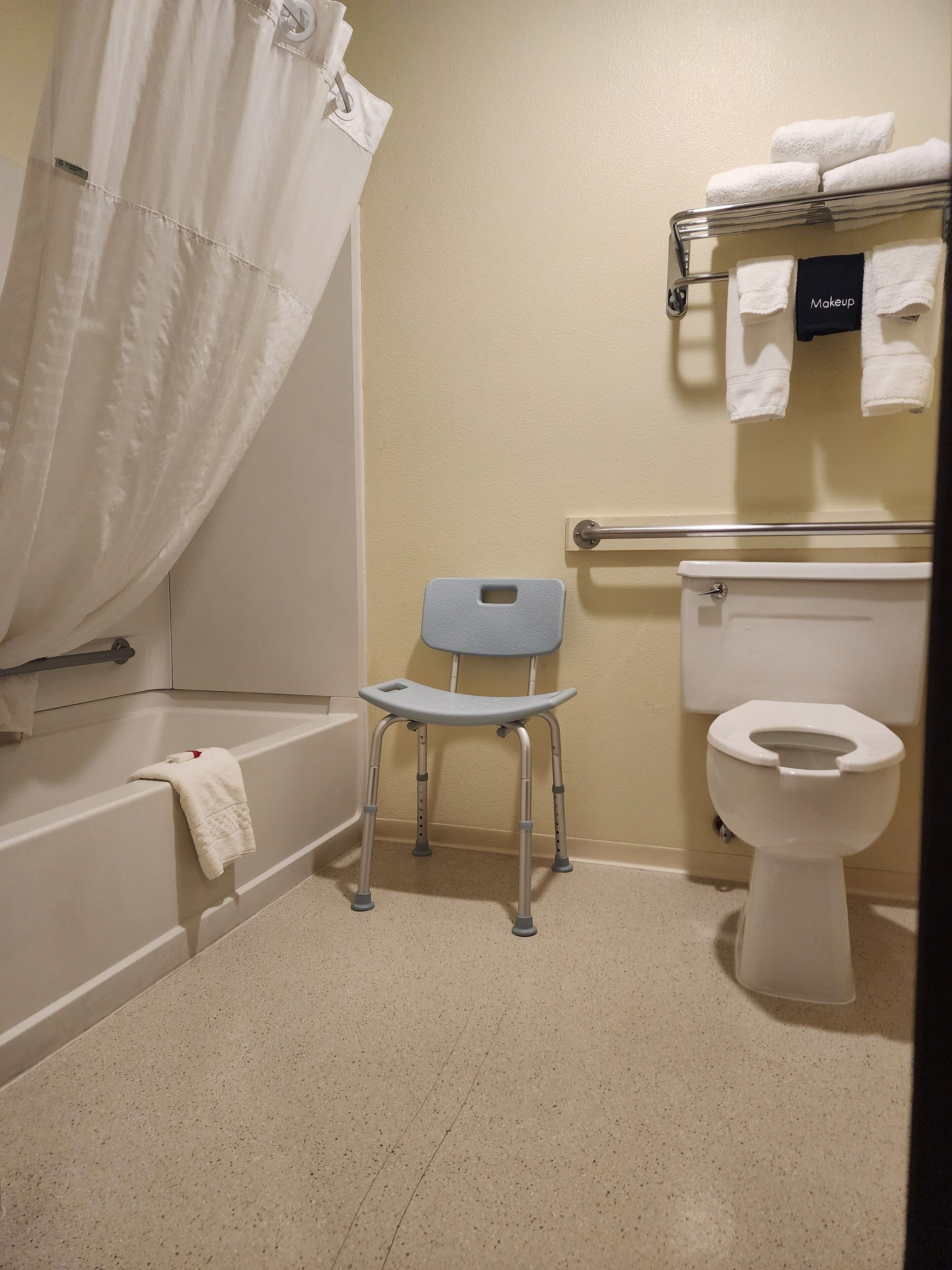 standard room, 1 king bed, accessible | bathroom | combined shower/bathtub, hair dryer, towels