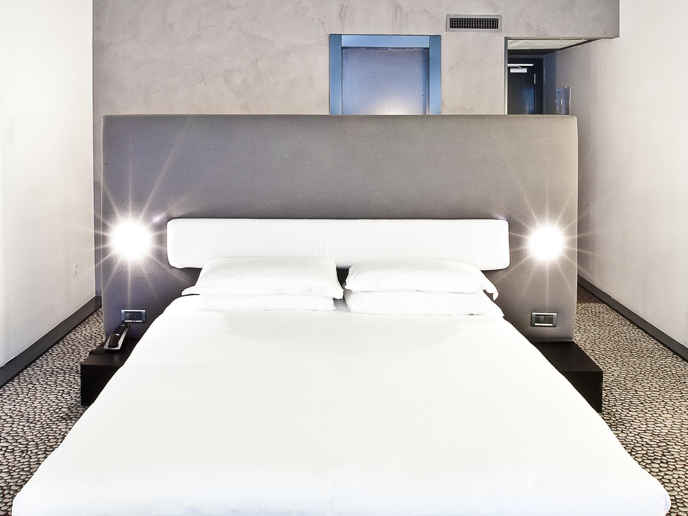In-room safe, desk, soundproofing, free WiFi