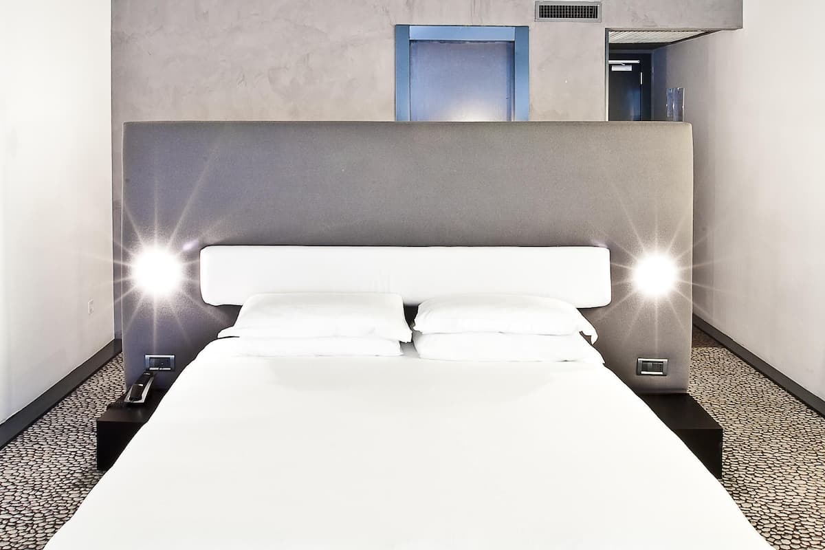 In-room safe, desk, soundproofing, free WiFi