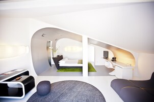 Junior-suite - terrasse - byudsigt | Minibar, pengeskab på værelset, skrivebord, lydisolering