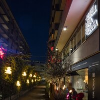 Overnatningsstedets facade – aften/nat