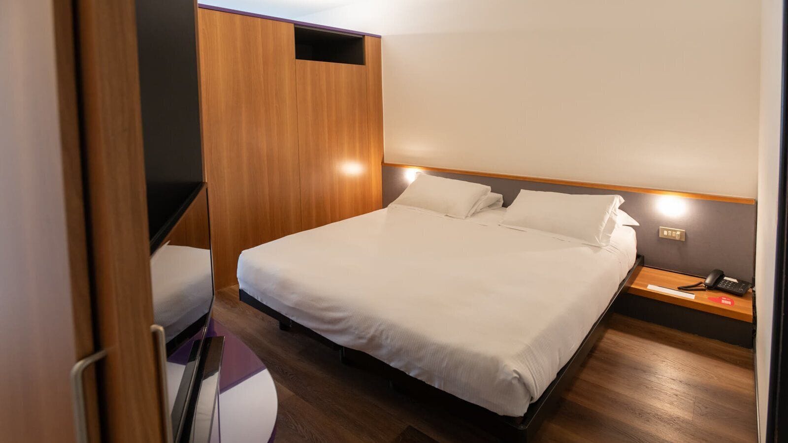 In-room safe, desk, soundproofing, free WiFi
