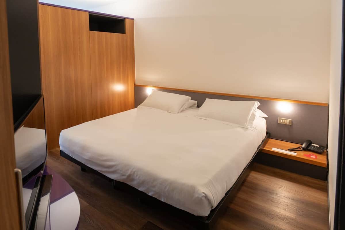 In-room safe, desk, soundproofing, free WiFi
