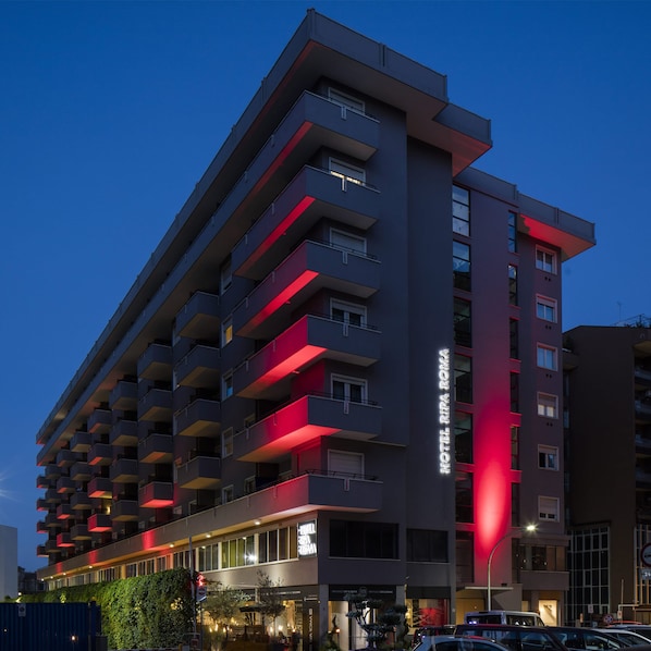 Bagian depan properti - sore/malam