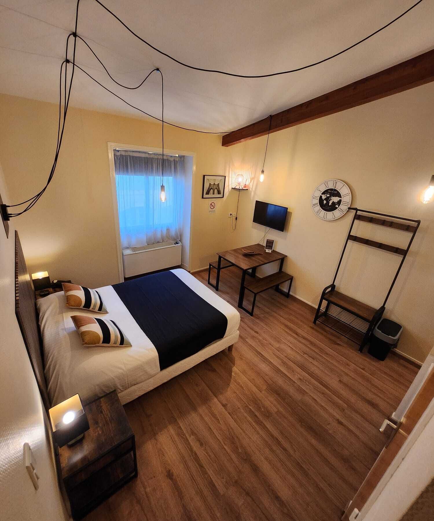 comfort studio | minibar, desk, laptop workspace, soundproofing