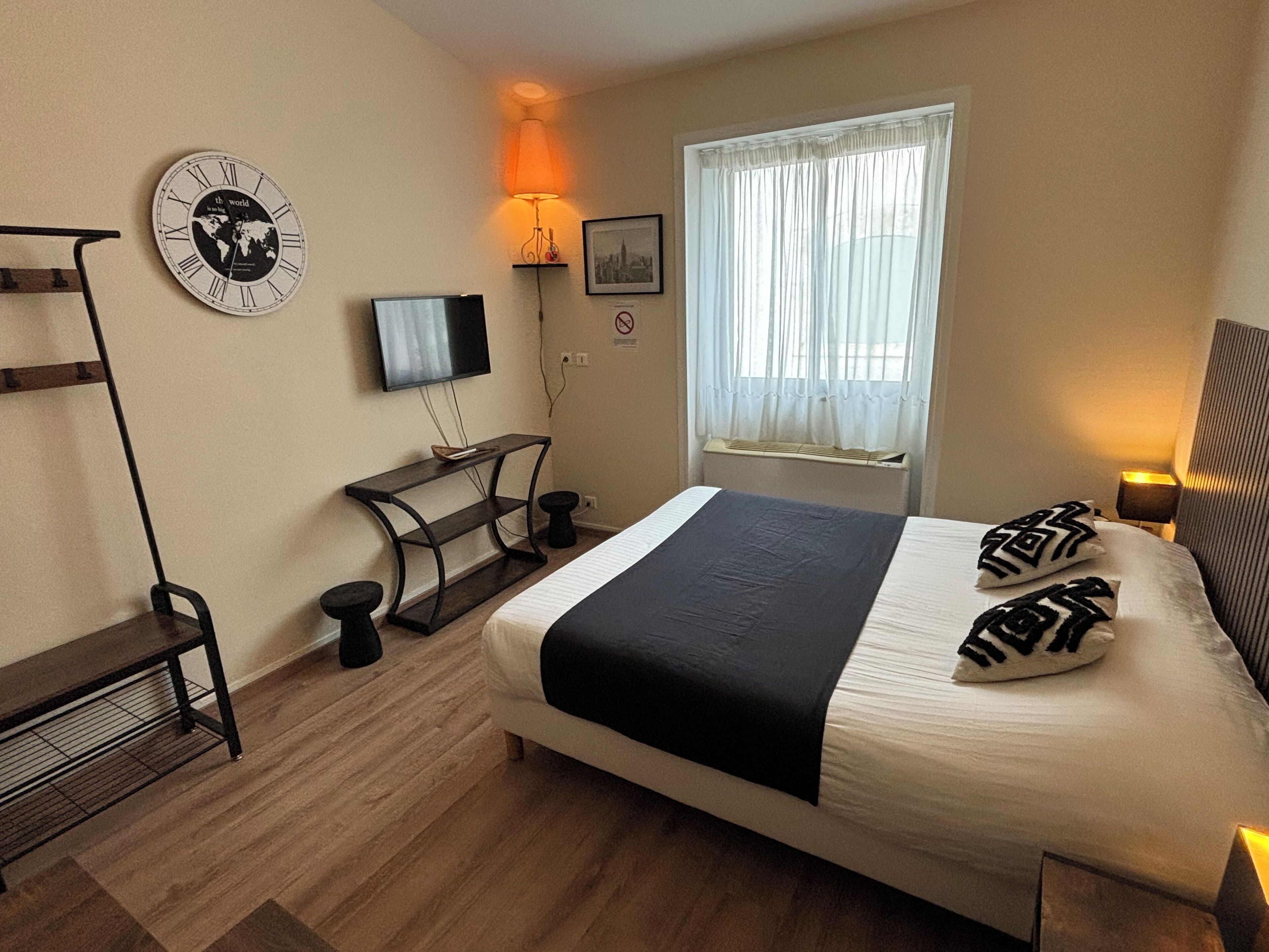 comfort studio | minibar, desk, laptop workspace, soundproofing