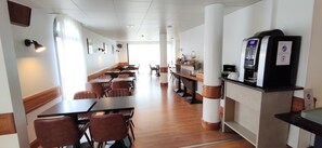 每日付費供應吃到飽早餐