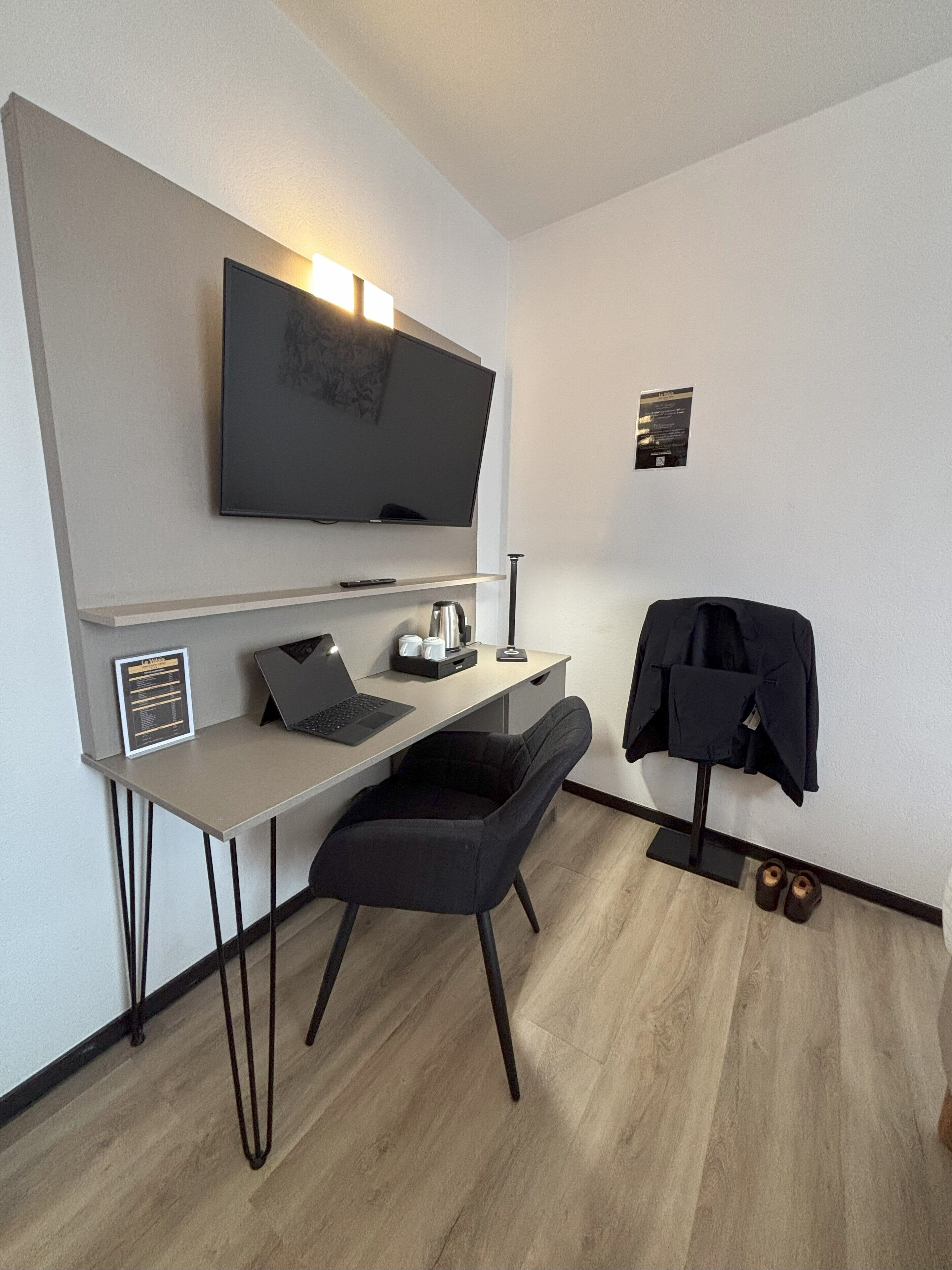 Minibar, escriptori i espai de treball apte per a portàtils 