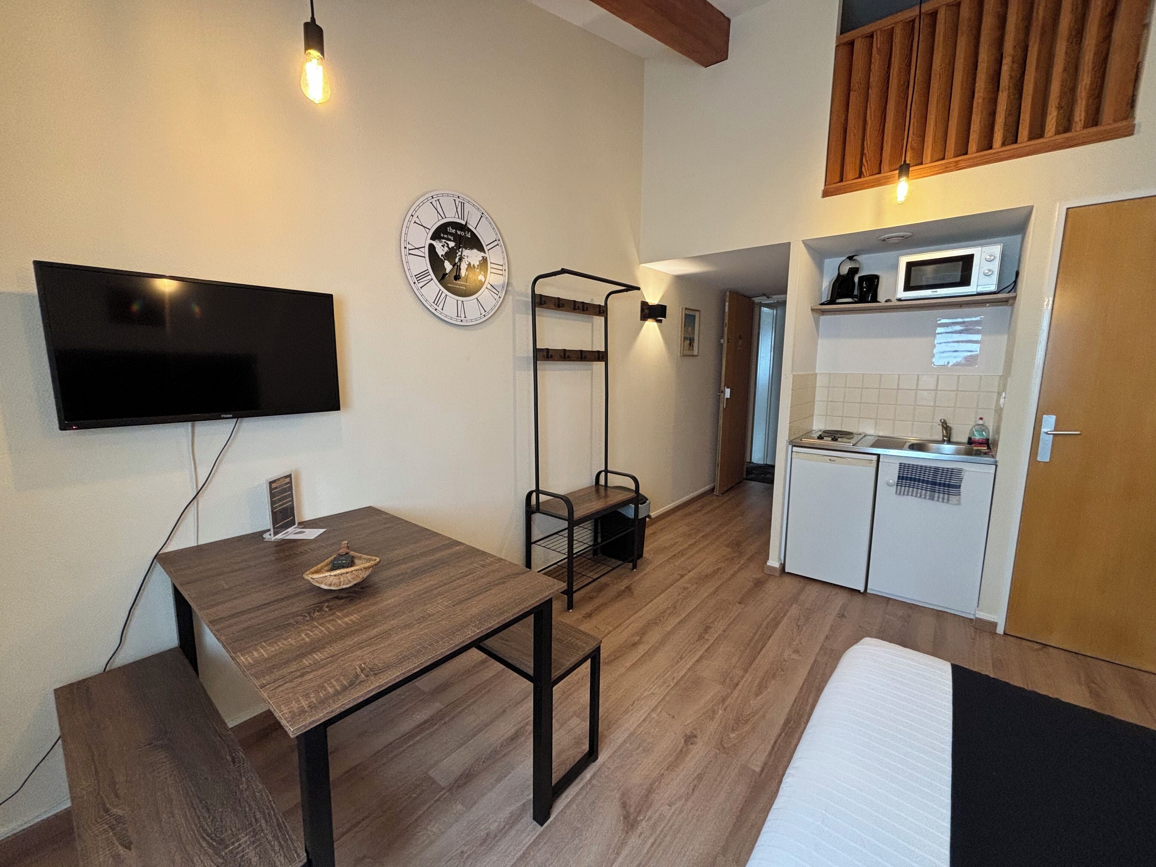 comfort studio | minibar, desk, laptop workspace, soundproofing