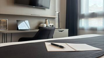 Quarto casal superior | Frigobar, escrivaninha, espaço de trabalho para notebook