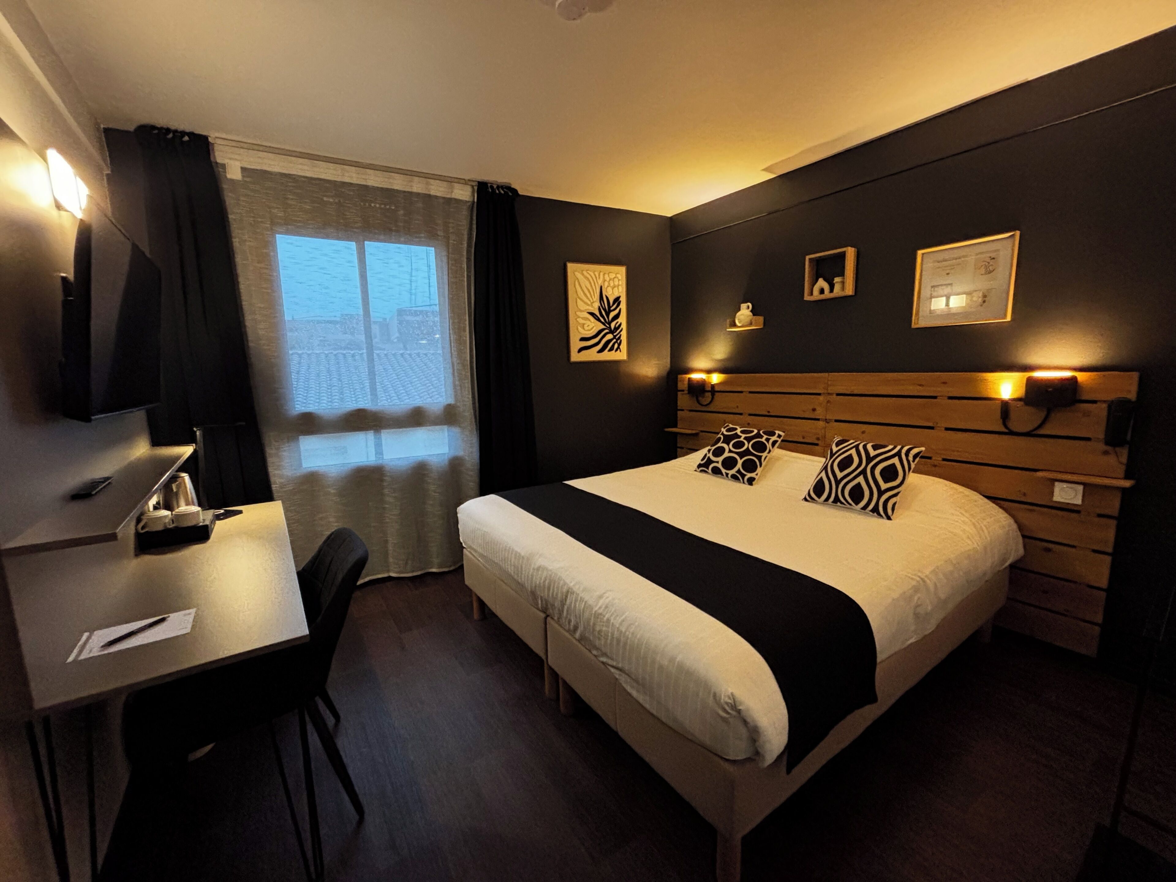 Superior tweepersoonskamer | Een minibar, een bureau, een laptopwerkplek, geluiddichte muren