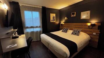 Superior tweepersoonskamer | Een minibar, een bureau, een laptopwerkplek, geluiddichte muren