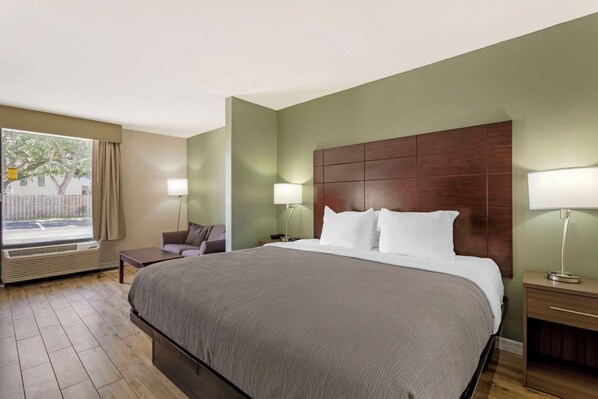 Habitación estándar, 1 cama King size, para no fumadores | 1 habitación, escritorio y tabla de planchar con plancha 