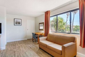 1 bedroom, desk, iron/ironing board, free cots/infant beds - Quality Inn & Suites St Augustine Beach Area (St. Augustine)