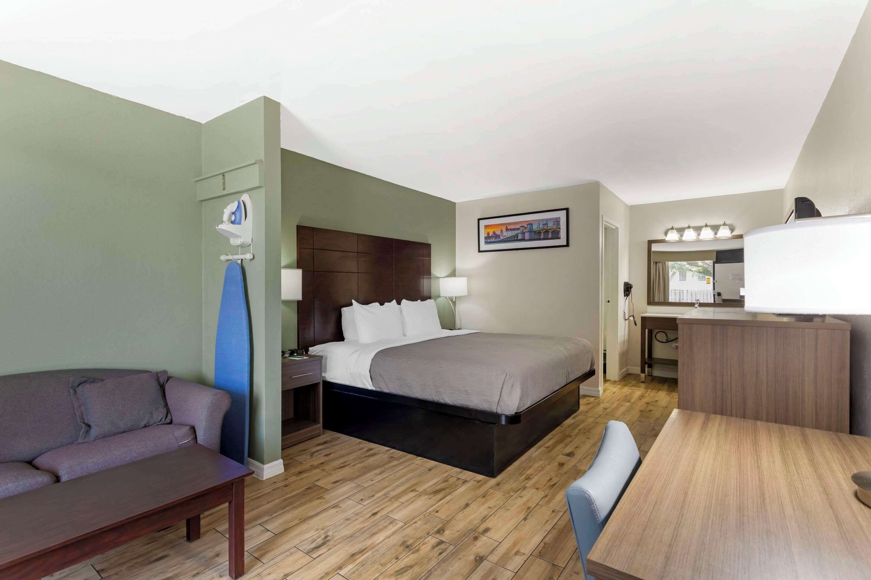 스탠다드룸, 킹사이즈침대 1개, 금연 | 1 개의 침실, 책상, 다리미/다리미판, 무료 유아용 침대