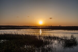 Ubicación cercana a la playa y arena blanca