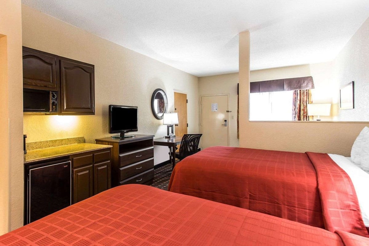 Desk, laptop workspace, iron/ironing board, free WiFi