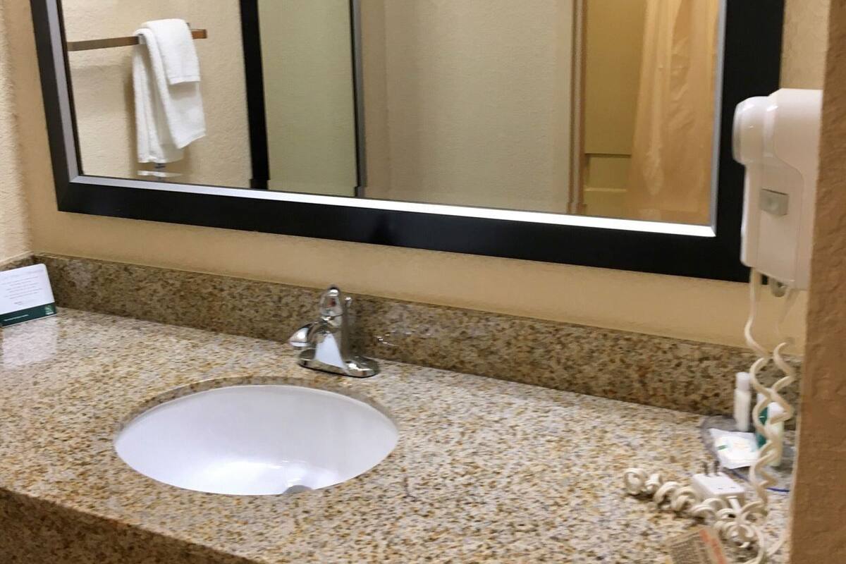 Kamar mandi | Kombinasi shower/bathtub dan perlengkapan mandi gratis