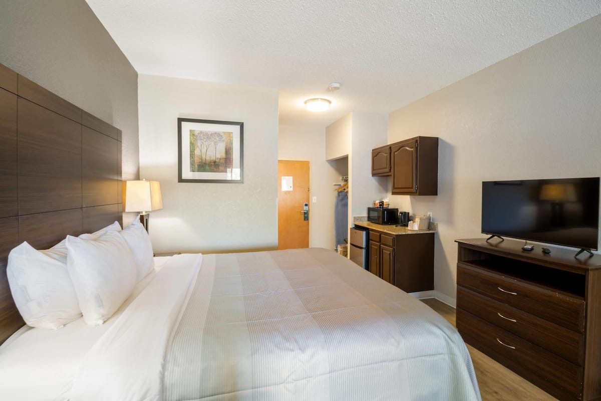 Desk, laptop workspace, iron/ironing board, free WiFi