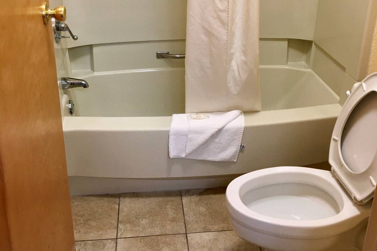 Kombinasi shower/bathtub dan perlengkapan mandi gratis