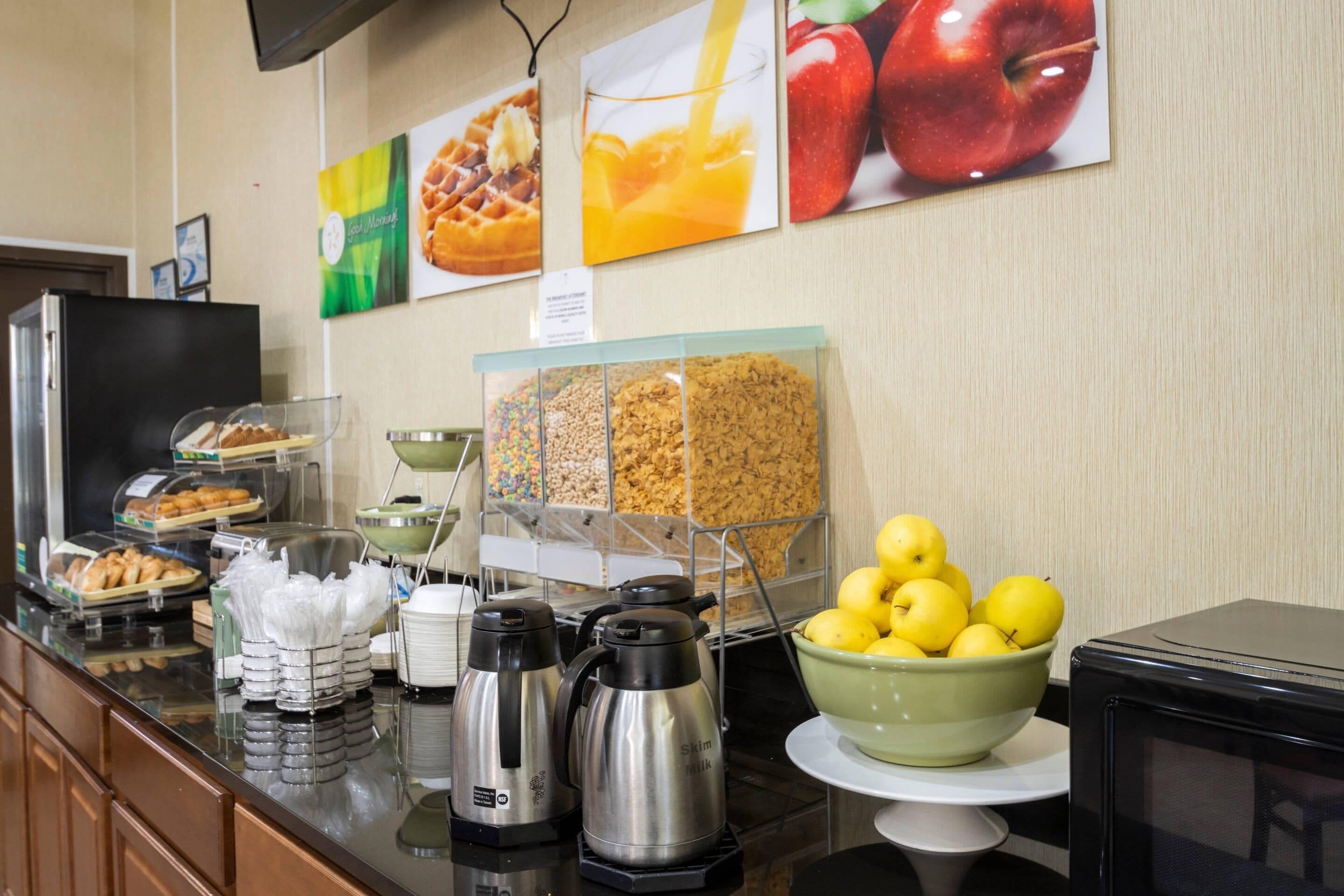 Buffet de desballestament amb cereals, fruita i cafeteres.