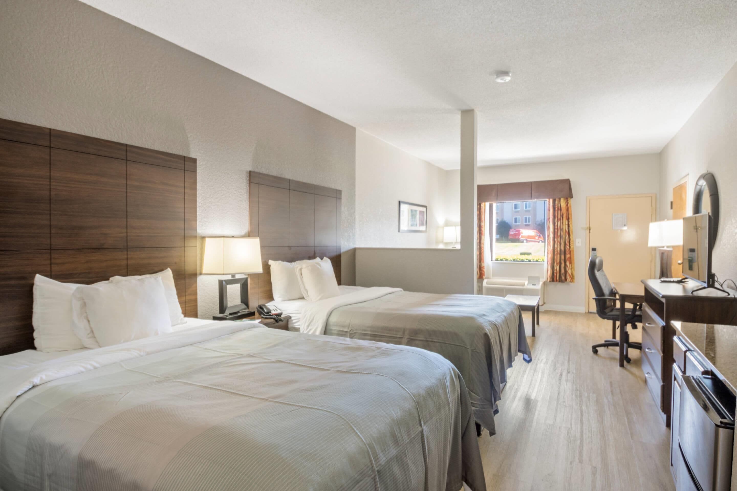 Escritorio y espacio para trabajar con laptop 