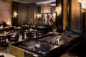 Breakfast, lunch, dinner served; French cuisine, garden views  - Prince de Galles, a Luxury Collection Hotel, Paris (Paris)