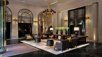 Cocktail bar, garden views, open daily