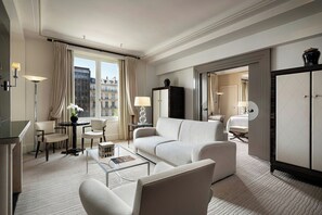 Macassar Suite | Living room | Flat-screen TV, pay movies