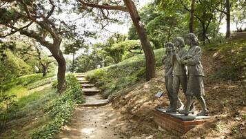 Un sendero con estatuas de niños y una base de ladrillo.