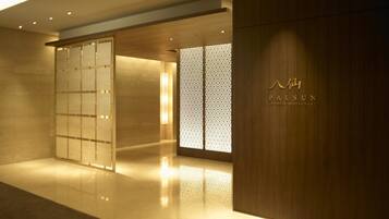 5 间餐厅,供应早餐、午餐和晚餐,韩国菜