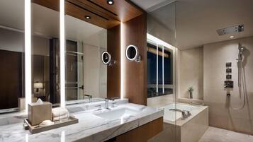 Premier Suite (Outdoor Pool Access Excluded) | Bathroom