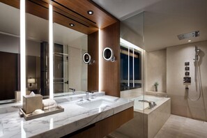 Premier Suite (Outdoor Pool Access Excluded) | Bathroom