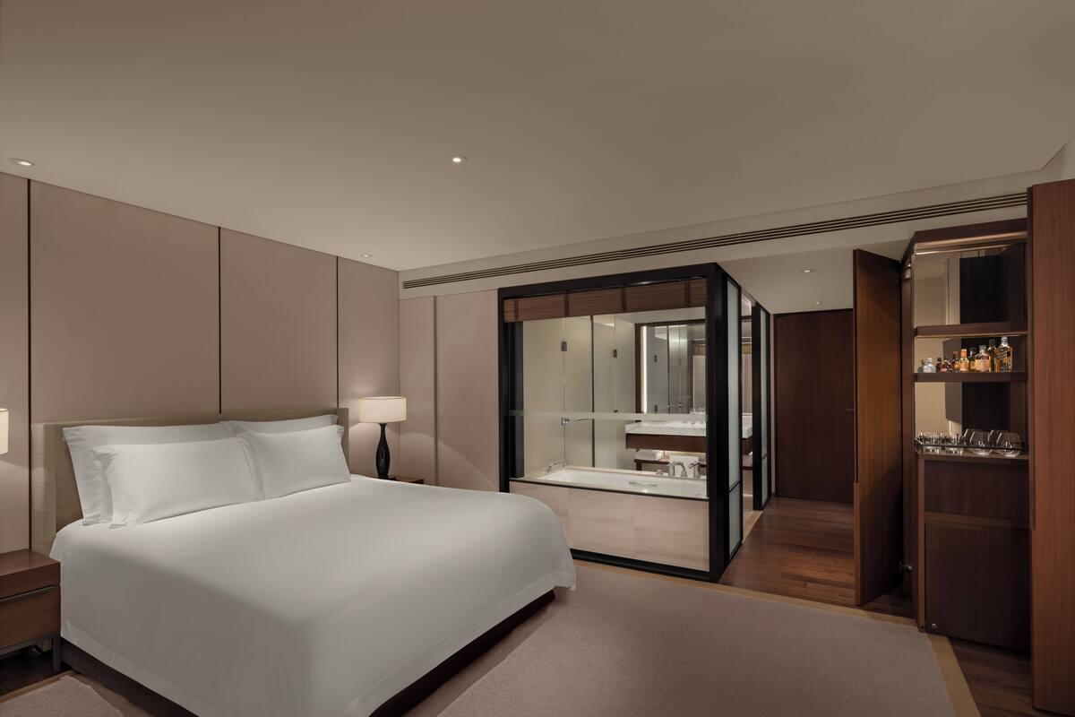 Roupas de cama premium, edredons de pluma, frigobar, cofres nos quartos