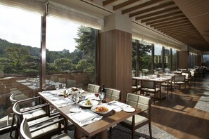 5 restaurants, breakfast, lunch, dinner served; Korean cuisine  - The Shilla Seoul (Seoul)