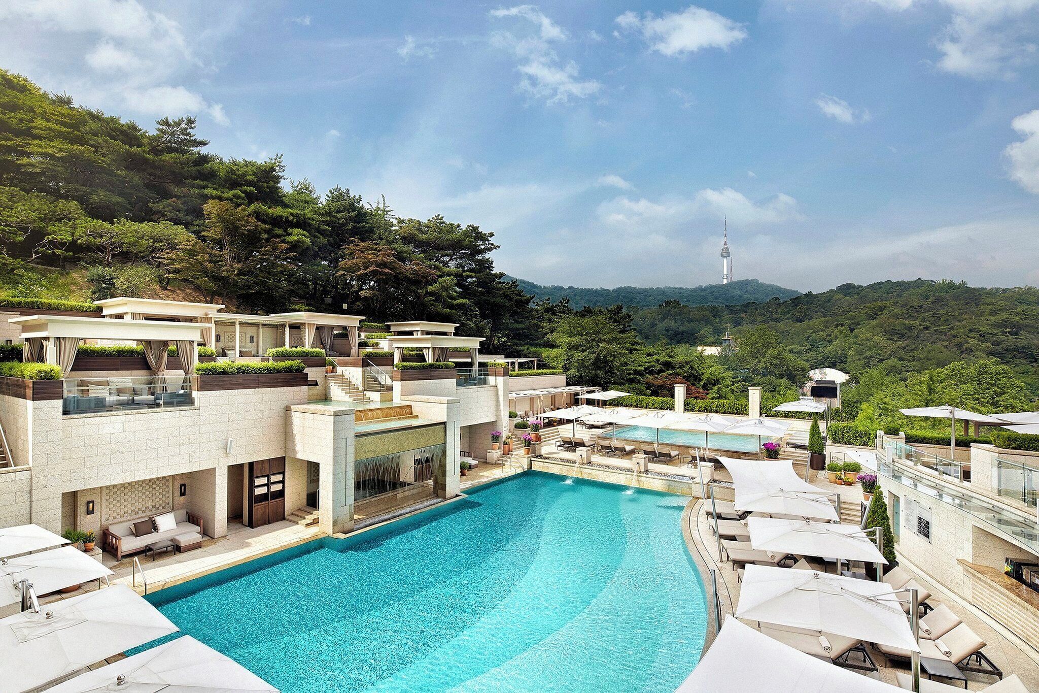 Una piscina cubierta, una piscina al aire libre de temporada, tumbonas