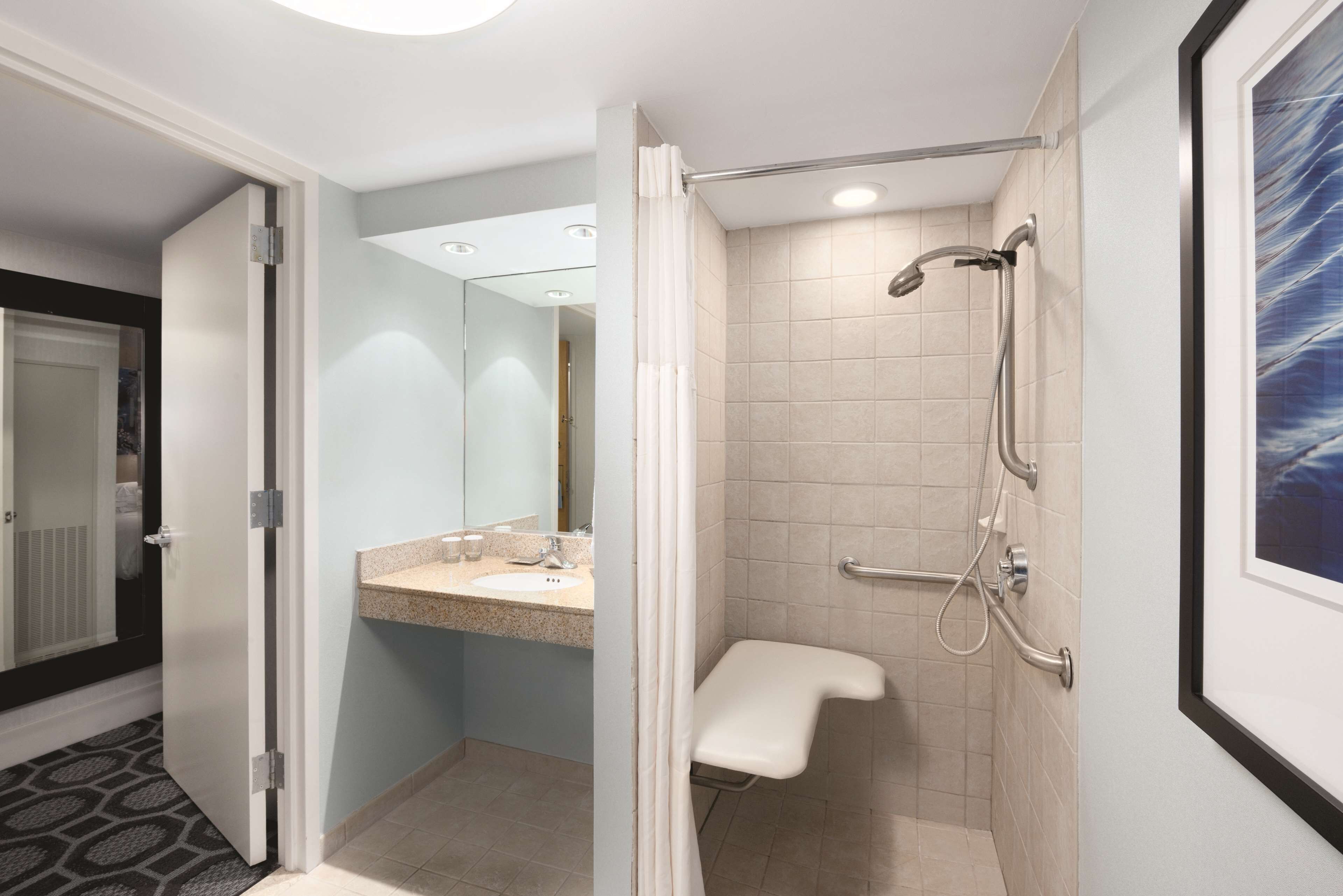 Une salle de bain avec une douche, un lavabo et des toilettes.