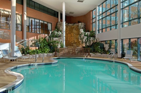 Una piscina cubierta, una piscina al aire libre. Hilton Long Island/Huntington