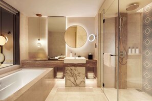 Amenidades de baño gratuitas, secadora de cabello, batas, pantuflas 