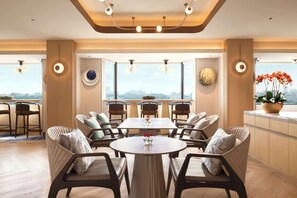 6 間餐廳，供應早餐、午餐和晚餐，日本料理